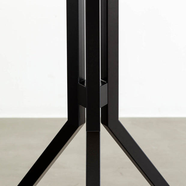 Kanademonoのスマートなデザインのトライポッド型カフェテーブル脚（アイアンチューブ2）