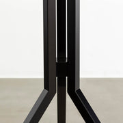 Kanademonoのスマートなデザインのトライポッド型カフェテーブル脚（アイアンチューブ）