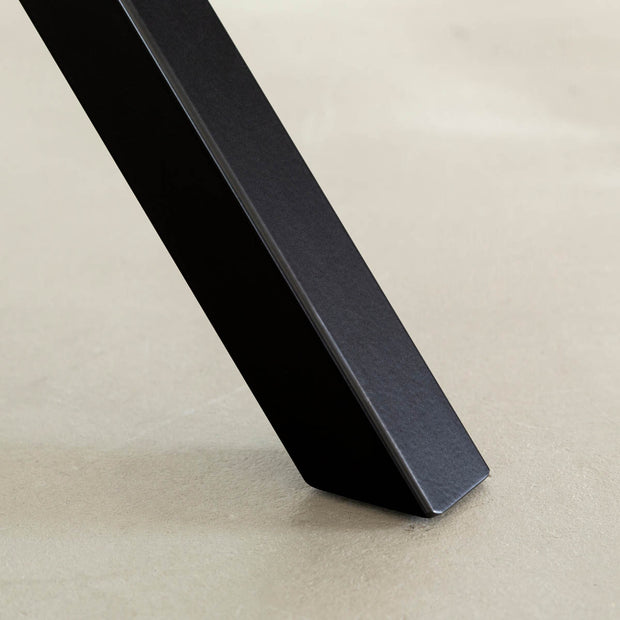 Kanademonoのスマートなデザインのトライポッド型カフェテーブル脚（脚元・クローズアップ）