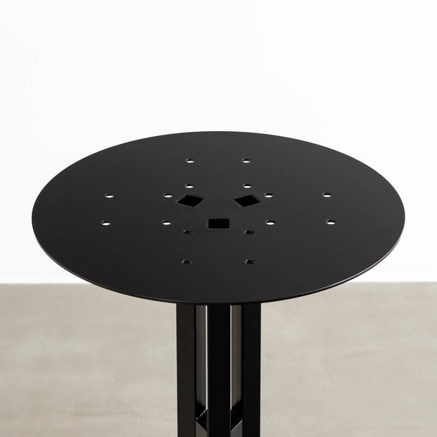Kanademonoのスマートなデザインのトライポッド型カフェテーブル脚（天板取り付け部分）
