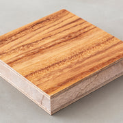 KANADEMONOの突板アンバー天板のサンプル木材（断面）