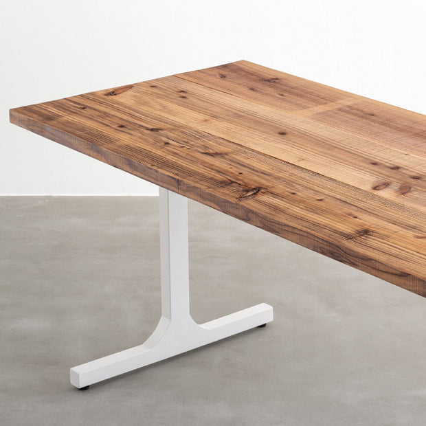 かなでもののヴィンテージ風杉無垢とホワイトのIライン鉄脚を組み合わせたシンプルモダンなテーブル（斜め）