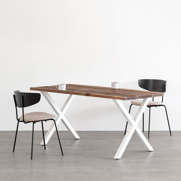 かなでもののヴィンテージ風杉無垢とホワイトのXラインの鉄脚を組み合わせたシンプルモダンなテーブル使用例2