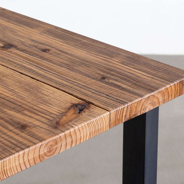 Kanademonoの杉無垢ヴィンテージ天板とマットクリア塗装仕上げのスクエア型鉄脚を組み合わせたテーブル（天板クローズ）