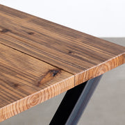 Kanademonoの杉無垢ヴィンテージ天板とマットクリア塗装仕上げのXラインの鉄脚を組み合わせたテーブル（天板クローズ）