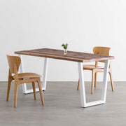 かなでもののヴィンテージ風杉無垢とホワイトのトラペゾイド鉄脚を組み合わせたシンプルモダンなテーブルと椅子