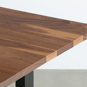 KANADEMONOのウォルナット天板にブラックのIライン鉄脚を組み合わせたシンプルモダンなテーブル（角）
