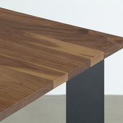 KANADEMONOのウォルナット天板にブラックのスラッシュスクエア鉄脚を組み合わせたシンプルモダンなテーブル（角）