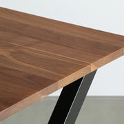 KANADEMONOのウォルナット天板にブラックのＸライン鉄脚を組み合わせたシンプルモダンなテーブル（角）