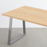 KANADEMONOのホワイトアッシュ天板にベル型のステンレス脚を合わせた、シンプルで華やかさのあるテーブル（天板と脚）