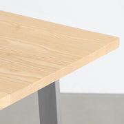 KANADEMONOのホワイトアッシュ天板にベル型のステンレス脚を合わせた、シンプルで華やかさのあるテーブル（角）