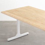 かなでもののホワイトアッシュ材とホワイトのIライン鉄脚を組み合わせたシンプルモダンなテーブル（斜め）