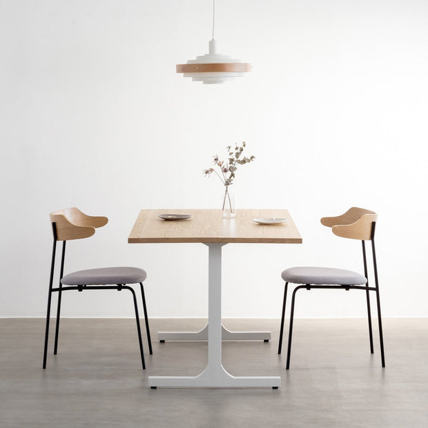かなでもののホワイトアッシュ材とホワイトのIライン鉄脚を組み合わせたシンプルモダンなテーブルの使用例1