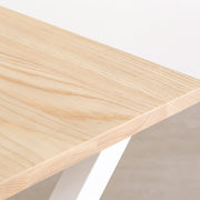 かなでもののホワイトアッシュ材とホワイトのXラインの鉄脚を組み合わせたシンプルモダンなテーブル（天板クローズ）