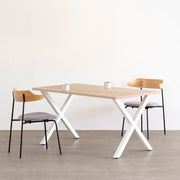 かなでもののホワイトアッシュ材とホワイトのXラインの鉄脚を組み合わせたシンプルモダンなテーブル使用例1