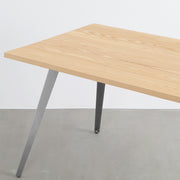 KANADEMONOのホワイトアッシュ天板にフラットピンステンレス脚を合わせた、シンプルで華やかさのあるテーブル（天板と脚）