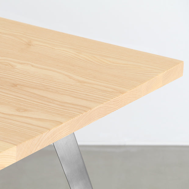 KANADEMONOのホワイトアッシュ天板にフラットピンステンレス脚を合わせた、シンプルで華やかさのあるテーブル（角）