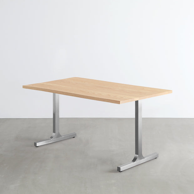 KANADEMONOのホワイトアッシュ天板にIラインのステンレス脚を合わせた、シンプルで華やかさのあるテーブル