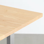 KANADEMONOのホワイトアッシュ天板にIラインのステンレス脚を合わせた、シンプルで華やかさのあるテーブル（角）