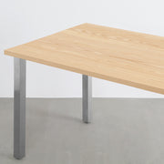 KANADEMONOのホワイトアッシュ天板に角柱ステンレス脚を合わせた、シンプルで華やかさのあるテーブル（天板と脚）