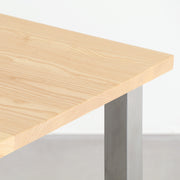 KANADEMONOのホワイトアッシュ天板に角柱ステンレス脚を合わせた、シンプルで華やかさのあるテーブル（角）