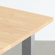 KANADEMONOのホワイトアッシュ天板にスクエアのステンレス脚を合わせた、シンプルで華やかさのあるテーブル（角）