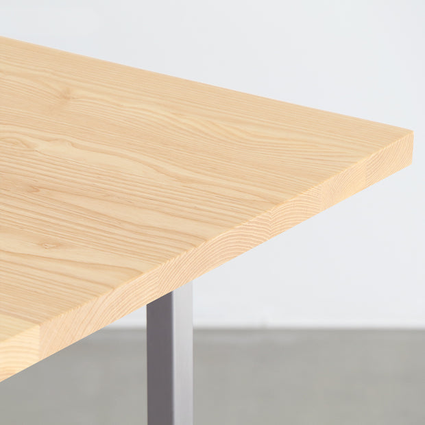 KANADEMONOのホワイトアッシュ天板にTラインのステンレス脚を合わせた、シンプルで華やかさのあるテーブル（角）