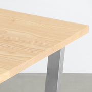 KANADEMONOのホワイトアッシュ天板にトラペゾイド型のステンレス脚を合わせた、シンプルで華やかさのあるテーブル（角）