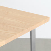 KANADEMONOのホワイトアッシュ天板にWラインのステンレス脚を合わせた、シンプルで華やかさのあるテーブル（角）