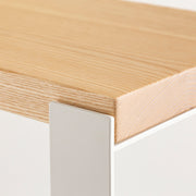 Kanademonoの北米産ホワイトアッシュ棚板とホワイトのアイアンで製作したシェルフ（上部クローズアップ）