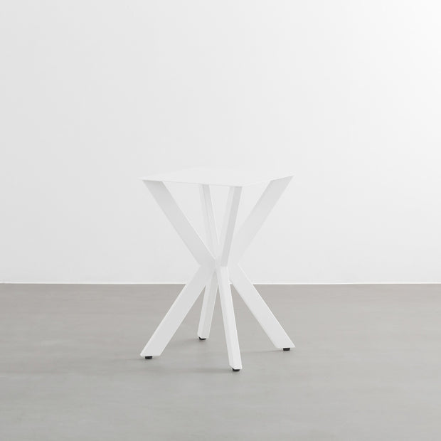 KanademonoのホワイトアイアンチューブのXラインが珍しくデザイン性の高いカフェテーブル脚1