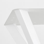KanademonoのホワイトアイアンチューブのXラインが珍しくデザイン性の高いカフェテーブル脚（上部プレート部分の厚み・クローズアップ）