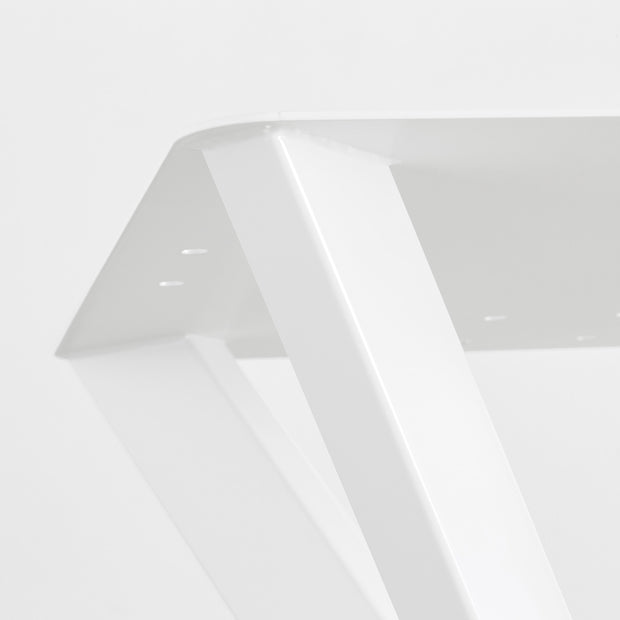 KanademonoのホワイトアイアンチューブのXラインが珍しくデザイン性の高いカフェテーブル脚（上部プレート部分の厚み・クローズアップ）