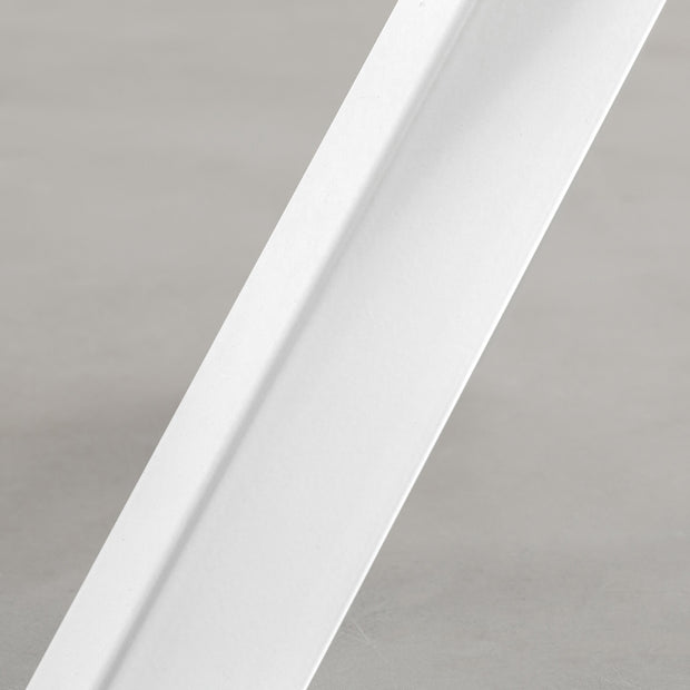 KanademonoのアイアンチューブのXラインが珍しくデザイン性の高いカフェテーブル脚（アイアンチューブ・クローズアップ）