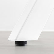 KanademonoのアイアンチューブのXラインが珍しくデザイン性の高いカフェテーブル脚（アジャスター部分）