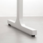 KANADEMONOのレッドオーク天板にホワイトのIライン鉄脚を組み合わせたシンプルモダンなテーブル（脚）