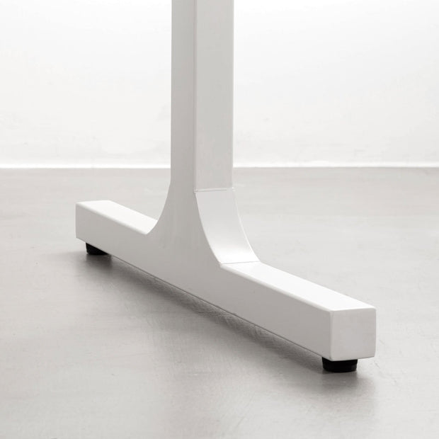 KANADEMONOの飛騨唐松天板とマットホワイトのIライン鉄脚を組み合わせたシンプルモダンなテーブル（脚）