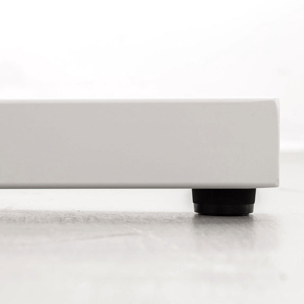 KANADEMONOのレッドオーク天板にホワイトのIライン鉄脚を組み合わせたシンプルモダンなテーブル（アジャスター部分）