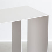 kanademonoのマットホワイト鉄で作られた使い勝手の良い2wayサイドテーブル（角）