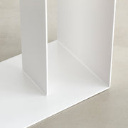 kanademonoのマットホワイト鉄で作られた使い勝手の良い2wayサイドテーブル（横・床設置面）