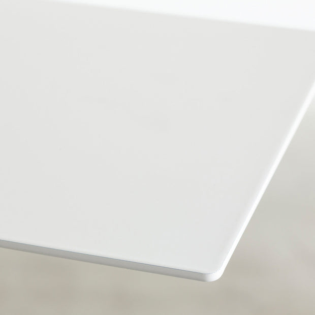 kanademonoのマットホワイト鉄で作られた使い勝手の良い2wayサイドテーブル（厚み）