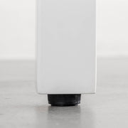 KANADEMONOのレッドオーク天板にホワイトの角柱脚を組み合わせたシンプルモダンなテーブル（アジャスター部分）