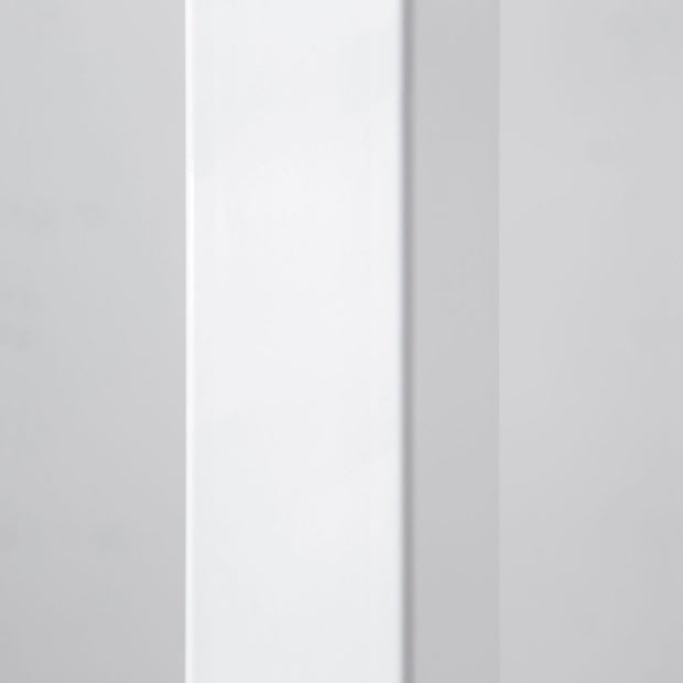 KANADEMONOのラバーウッドナチュラル天板にホワイトの鉄脚を合わせたBlock＆Tray配線孔付きスタンディングテーブル（脚２）