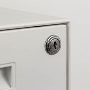 kanademonoのスチールを使用したベーシックでスタイリッシュなホワイトの鍵付きオフィスキャビネット（鍵穴）