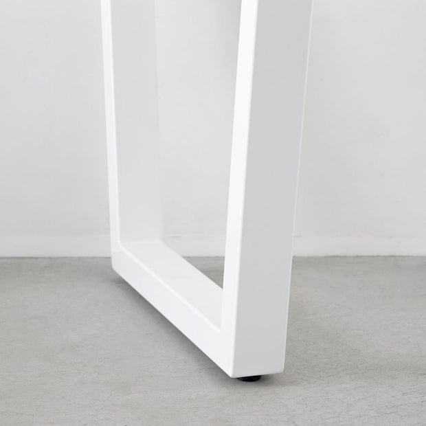 KANADEMONOのレッドオーク天板にホワイトのトラペゾイド脚を組み合わせたシンプルモダンなテーブル（脚）