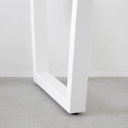 KANADEMONOの飛騨唐松天板とマットホワイトのトラぺゾイド鉄脚を組み合わせたシンプルモダンなテーブル（脚）