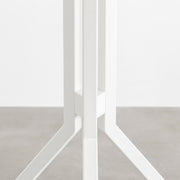 3本のアイアン脚がすらりと伸び立つフォルムが美しいトライポッド型のホワイト鉄脚に、杉無垢材の天板を合わせたカフェテーブル（脚分岐点）