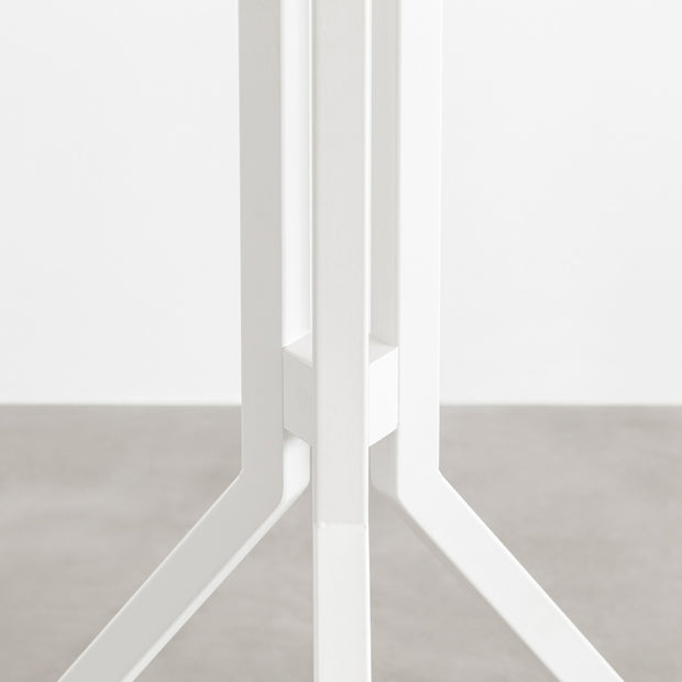 3本のアイアン脚がすらりと伸び立つフォルムが美しいトライポッド型のホワイト鉄脚に、ファニチャーリノリウムMauveの天板を合わせたカフェテーブル（脚分岐点）