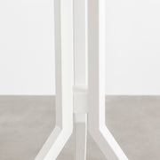 3本のアイアン脚がすらりと伸び立つフォルムが美しいトライポッド型のホワイト鉄脚に、ファニチャーリノリウムMushroomの天板を合わせたカフェテーブル（脚分岐点2）