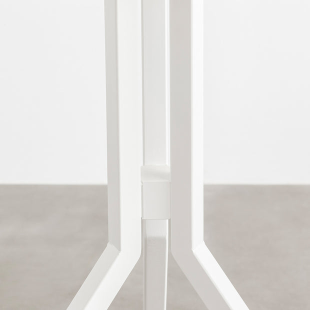 3本のアイアン脚がすらりと伸び立つフォルムが美しいトライポッド型のホワイト鉄脚に、ファニチャーリノリウムMushroomの天板を合わせたカフェテーブル（脚分岐点2）